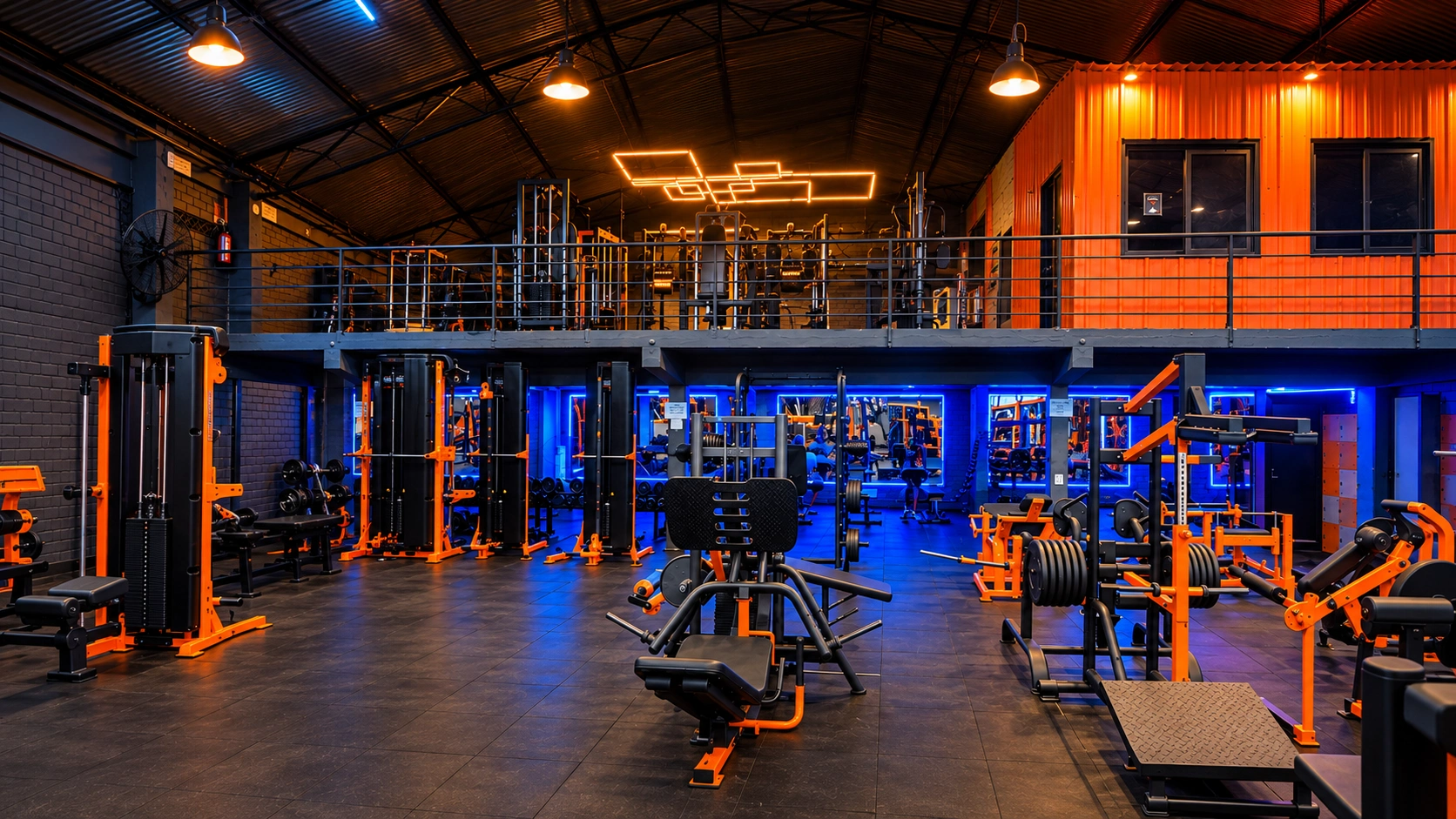 Ambiente de treino com equipamentos laranja e iluminação azul